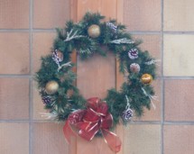 Knowing how to make a Christmas wreath can be a fun Christmas craft for the entire church community.